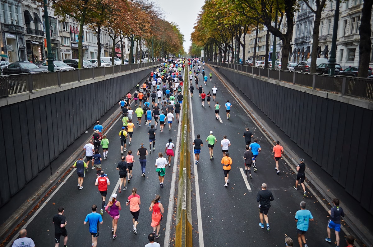Corredor em ritmo constante durante treino regular de 5km na rua